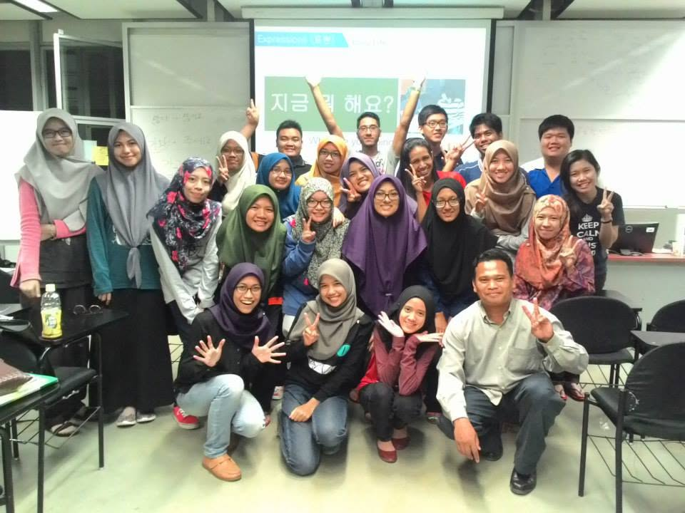 Sesi bergambar kelas Bahasa Korea bersama Ssem Shahril di Universiti Teknologi Petronas (UTP)
