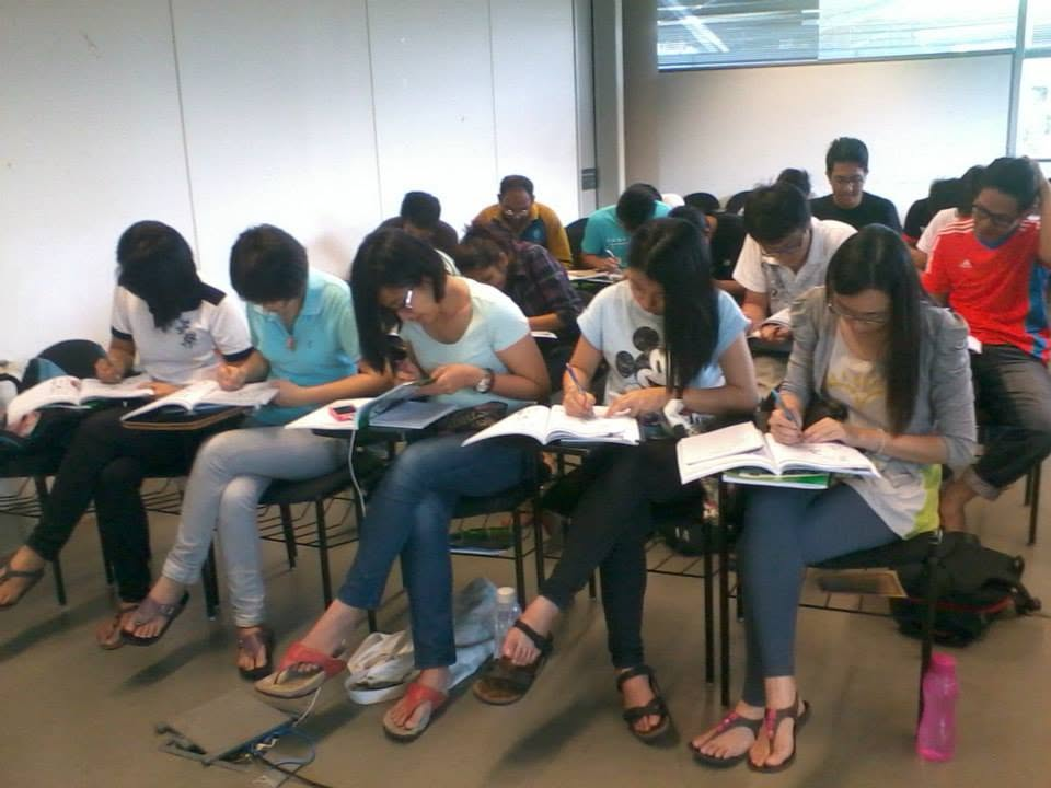 Latihan praktis menulis Hangeul dan latihan tatabahasa dalam kelas UTP
