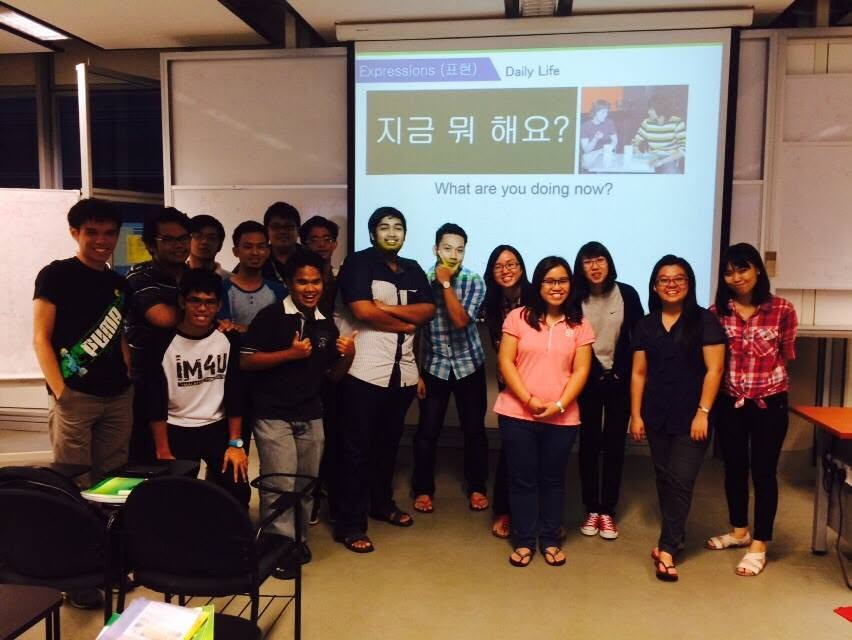 Latihan ungkapan harian Bahasa Korea bersama pelajar di dewan kuliah UTP