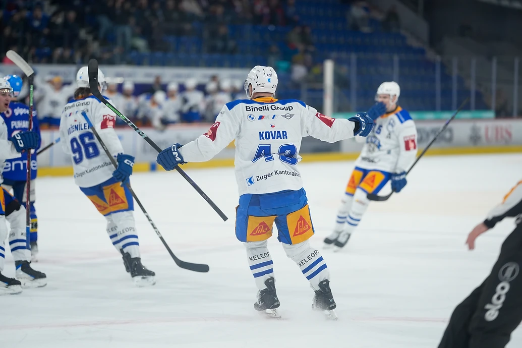 Eishockeyspieler jubelt nach Torerfolg auf dem Eis in voller Aktion