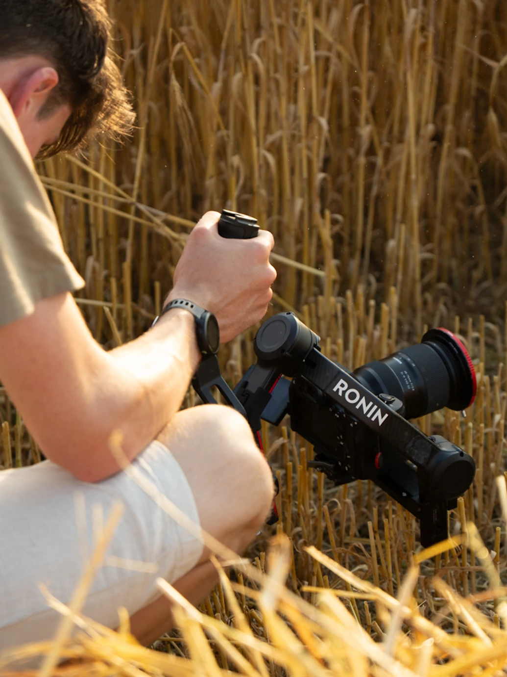 Kameramann filmt mit Ronin Gimbal-Setup in einem goldenen Kornfeld