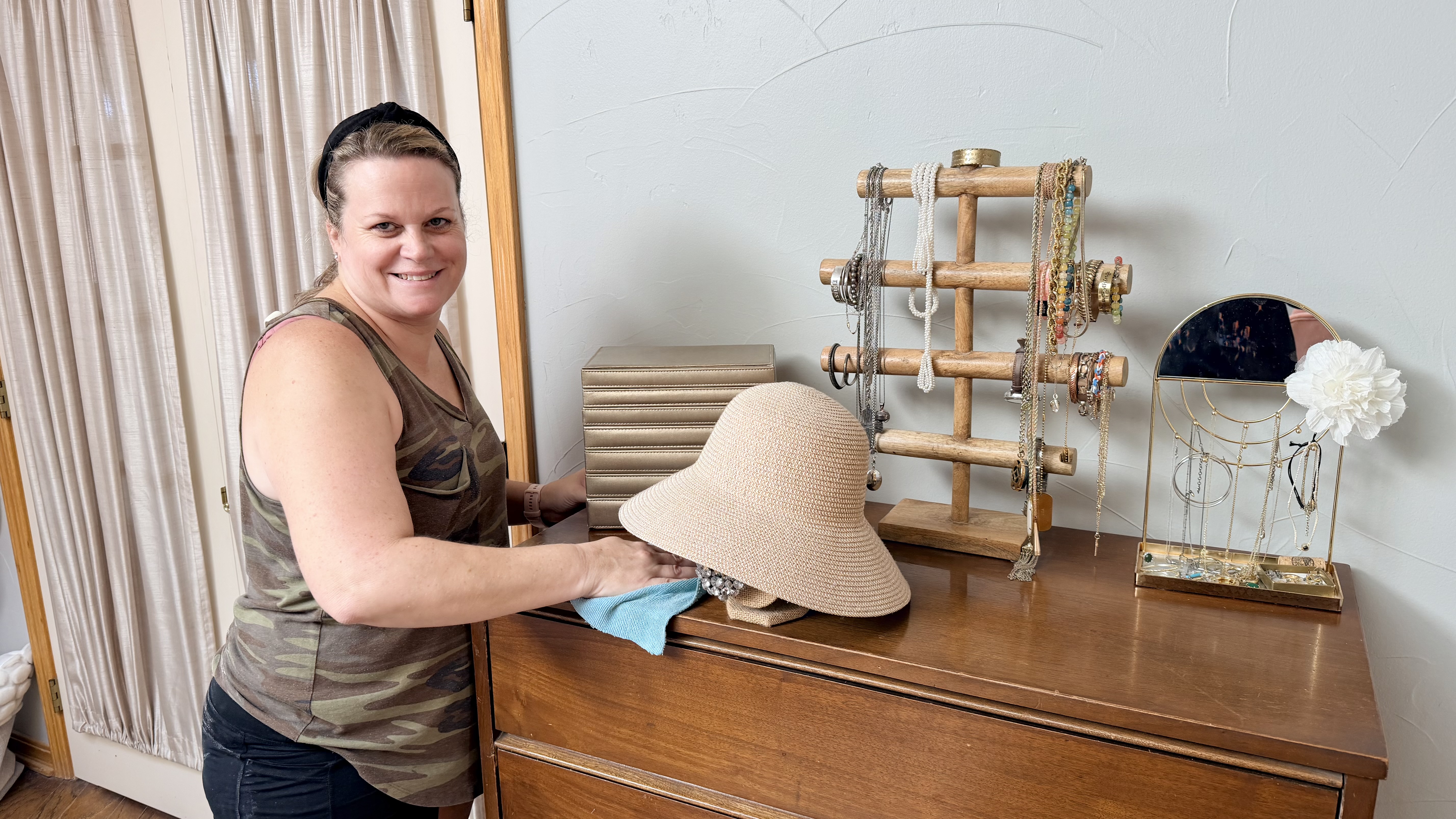 Becky from Mom's Little Helper Bee dusting and organizing