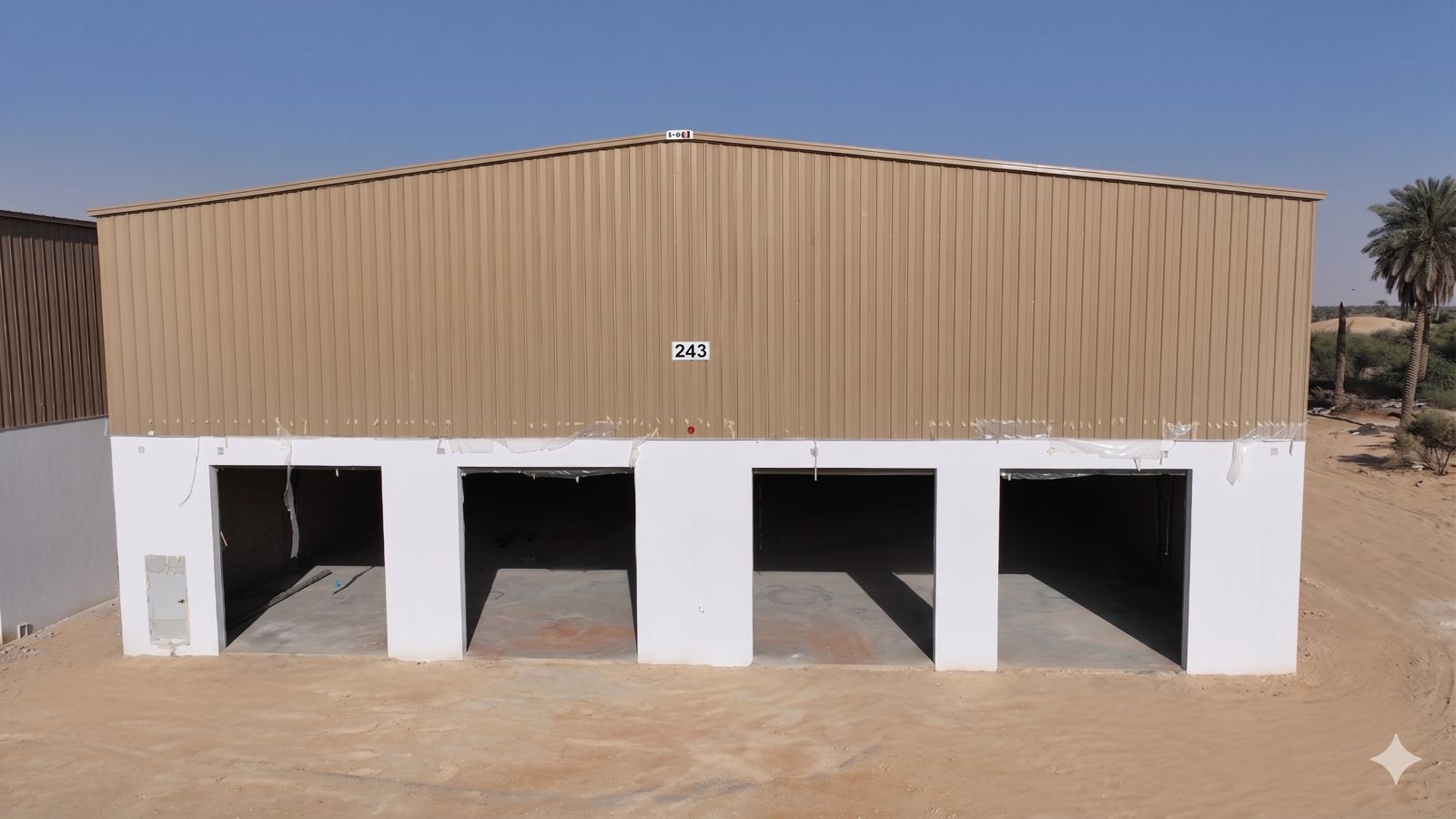 ممرات فسيحة بين المستودعات لتسهيل عمليات النقل واللوجستيات