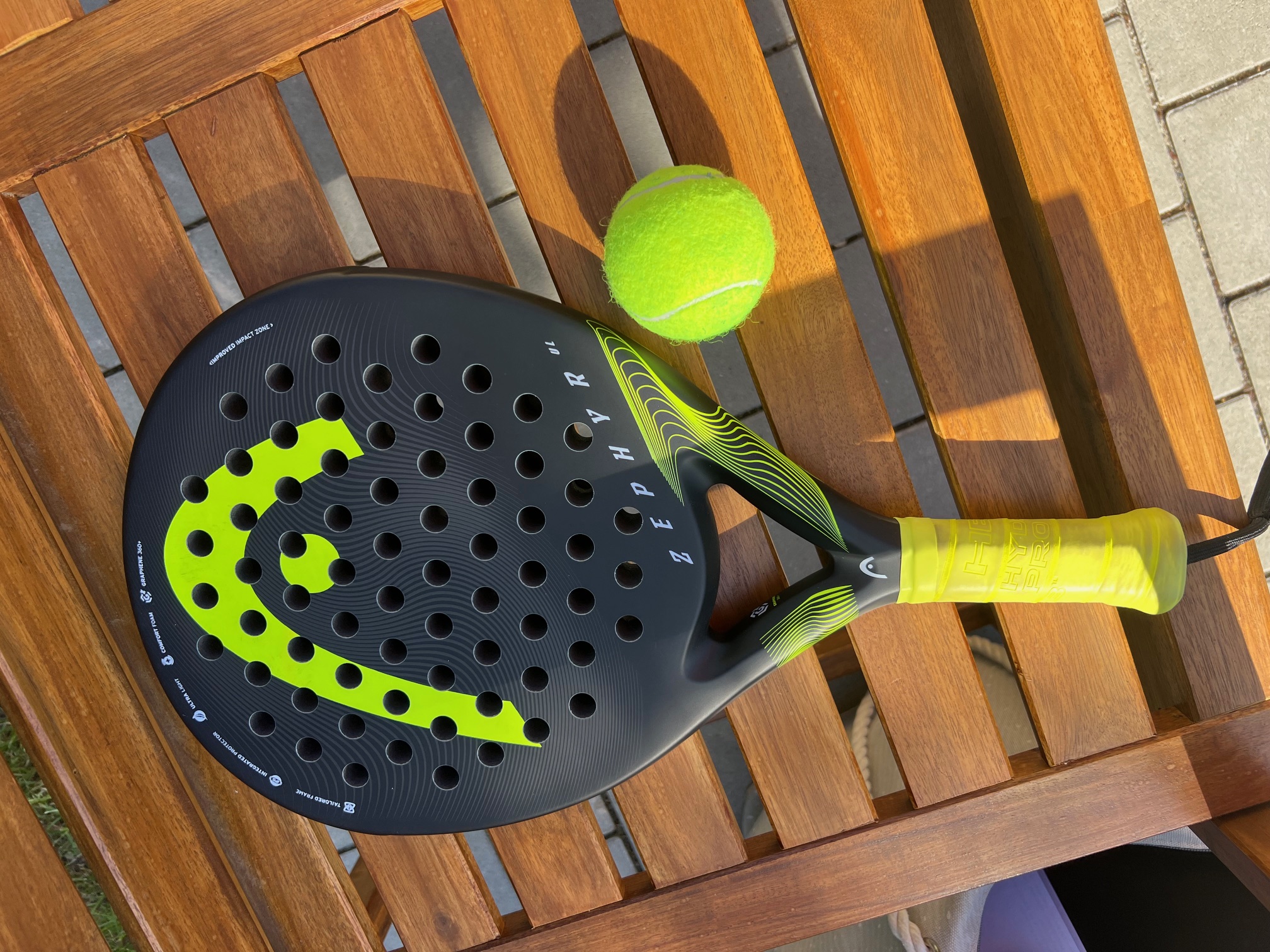 Padel-Tennis Schläger und Ball für den Aktiv-Teamtag